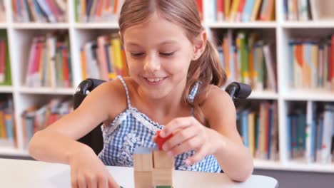 Niña-Discapacitada-Jugando-Con-Bloques-De-Construcción-En-La-Biblioteca.