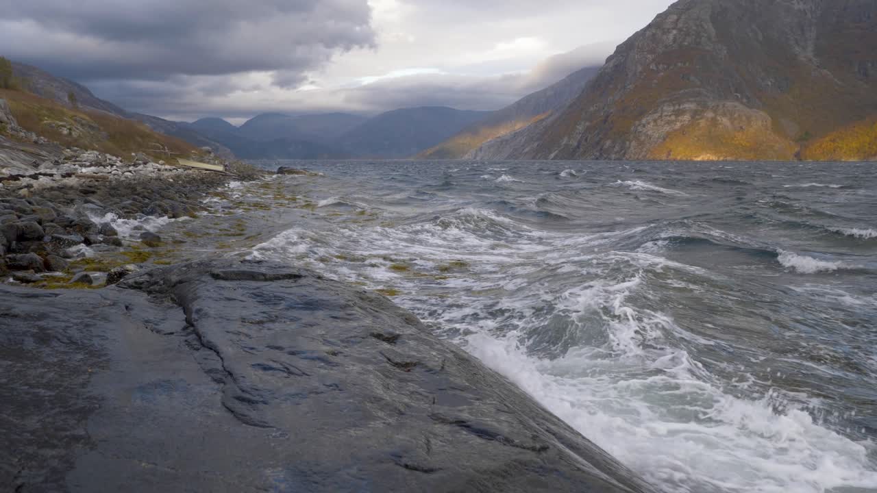 아름다운 노르웨이 피요르드의 극적인 구름