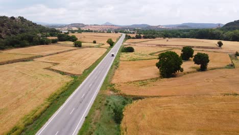 Luftdrohnenansicht-Eines-Wohnmobils,-Das-In-Lerida,-Katalonien,-Nordspanien-Fährt