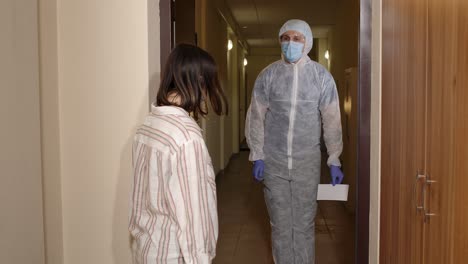 trabajador médico con vacuna visitando a una mujer en su casa ofreciendo vacunación contra la pandemia de coronavirus