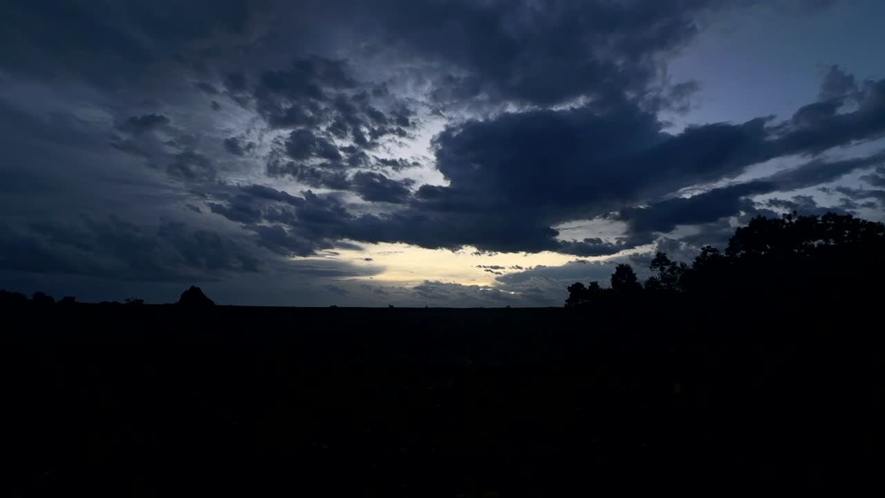 timelapse cielo dramático con nubes de tormenta en el paisaje de la naturaleza africana