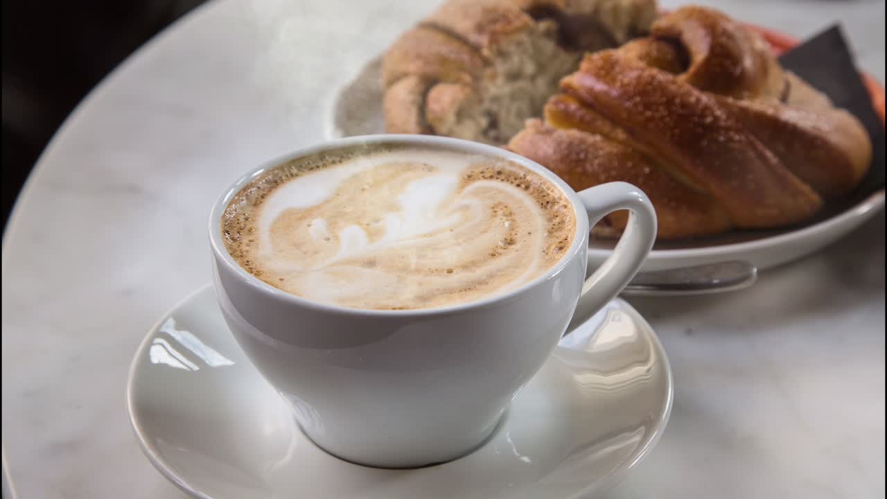 una taza de café al vapor