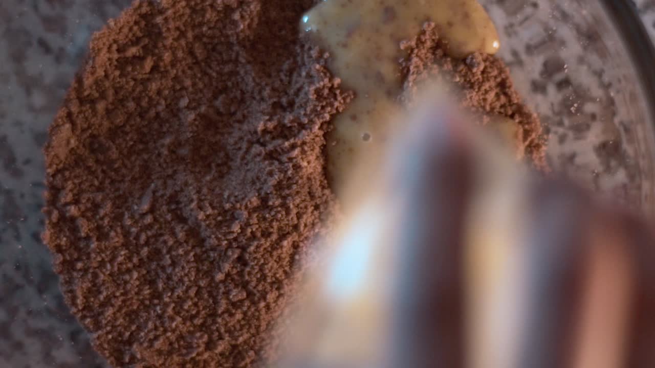 녹은 버터를 케이크 믹스에 붓는다