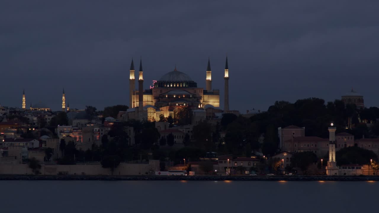 nueva mezquita por la noche, estambul, turquía