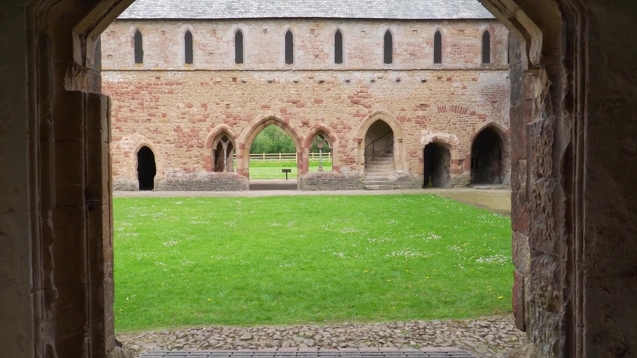De serene ruïnes van Cleeve Abbey bieden een perfecte mix van geschiedenis, architectuur en natuurlijke schoonheid.