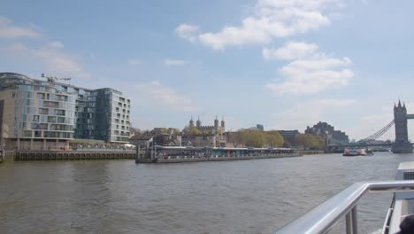 vista da torre de londres e da ponte da torre de um barco turístico no rio tâmisa