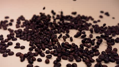 los granos de café caen sobre la mesa, rebotando y esparciéndose