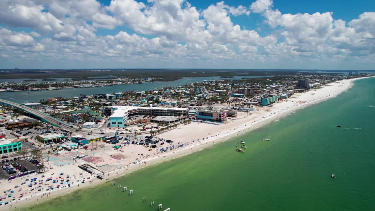 플로리다 주 포트 마이어스 비치 해변에 있는 배의 드론 항공 사진