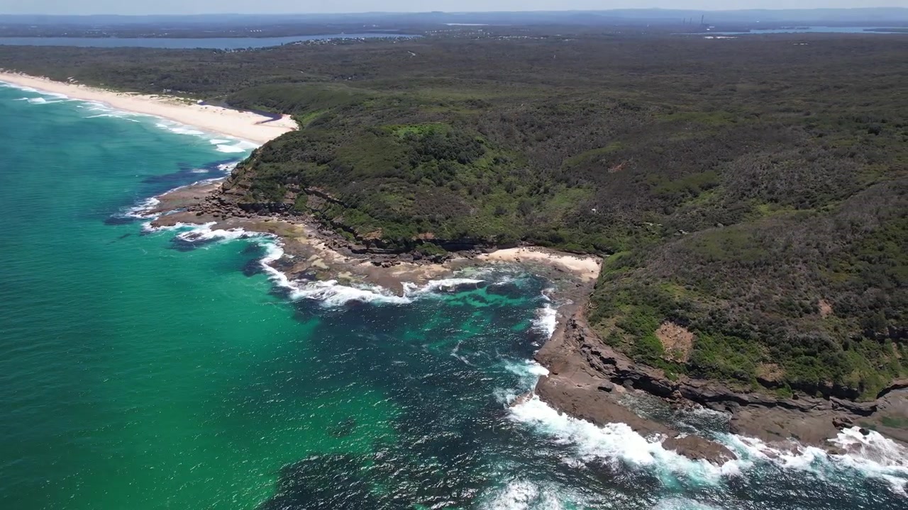 Spiaggia della cascata a Wybung, NSW, Australia - Ripresa aerea con drone