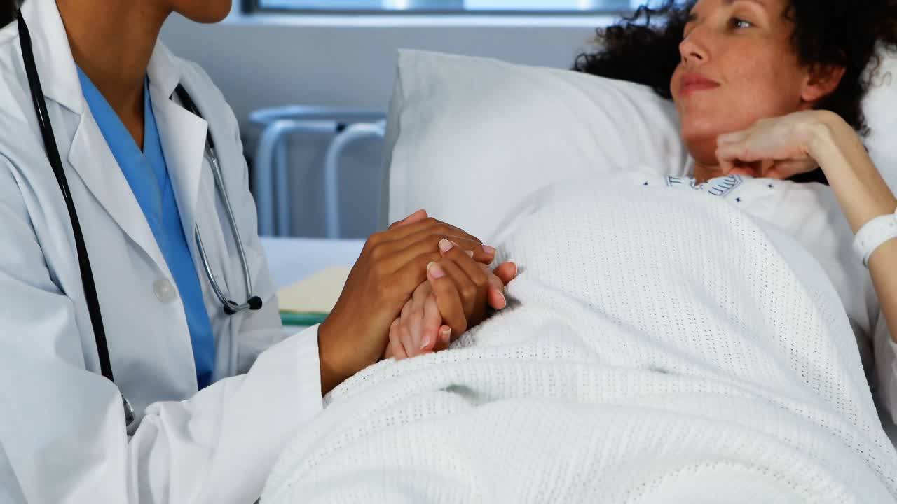 el médico consuela a la mujer embarazada en la sala.