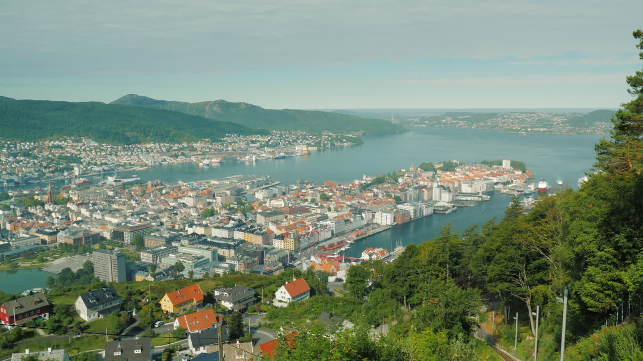 hermosa ciudad de bergen en noruega vista desde el próximo vagón de tren vagón 4k video