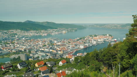 Schöne-Stadt-Bergen-In-Norwegen-Aussicht-Aus-Dem-Kommenden-Waggonzugwagen-4k-Video