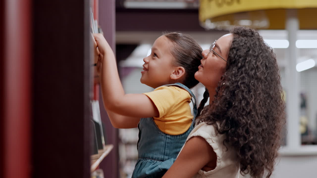 madre e hija en la biblioteca