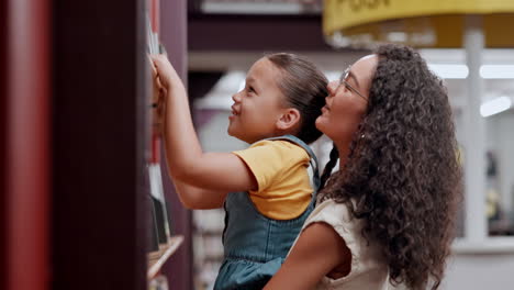 madre e hija en la biblioteca