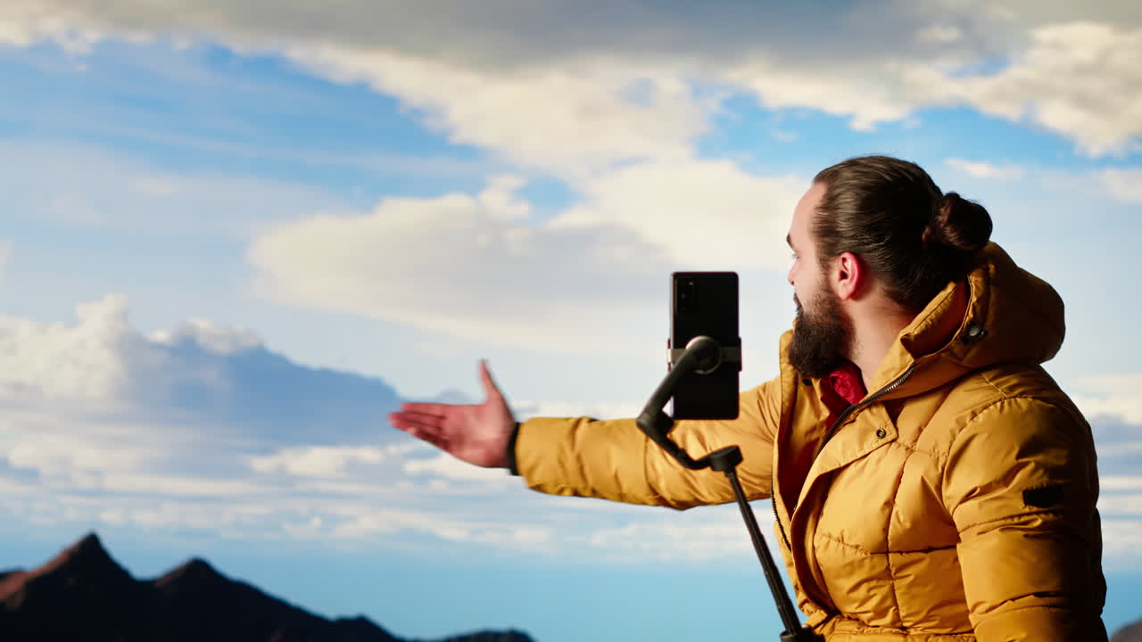 influencer de senderismo en vivo desde un impresionante pico de montaña