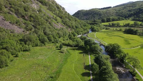 Río-Galés-Cerca-Del-Pueblo-De-Beddgelert-En-Snowdonia-Gales-Reino-Unido-Imágenes-Aéreas-4k