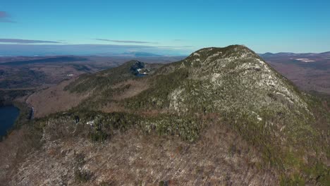 Deslizamiento-Aéreo-A-La-Derecha-Más-Allá-De-Una-Lejana-Montaña-Cubierta-De-Nieve-En-Maine