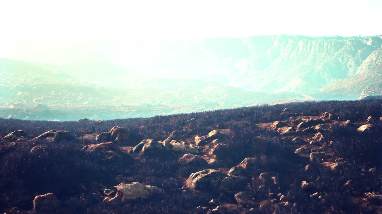 paisaje montañoso con terreno rocoso