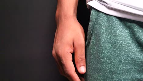 hombre con pantalones de deporte verdes y camisa blanca
