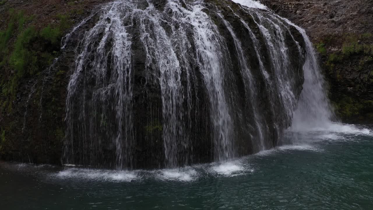 cascadas en un terreno rocoso