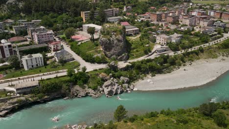 vista aérea captura la belleza de përmet, una pequeña ciudad en el sur de albania, en un día soleado