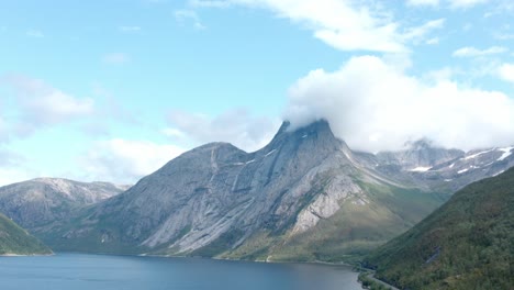 Pico-De-La-Montaña-Stetind-Cubierto-Por-Nubes-En-Verano-En-Noruega