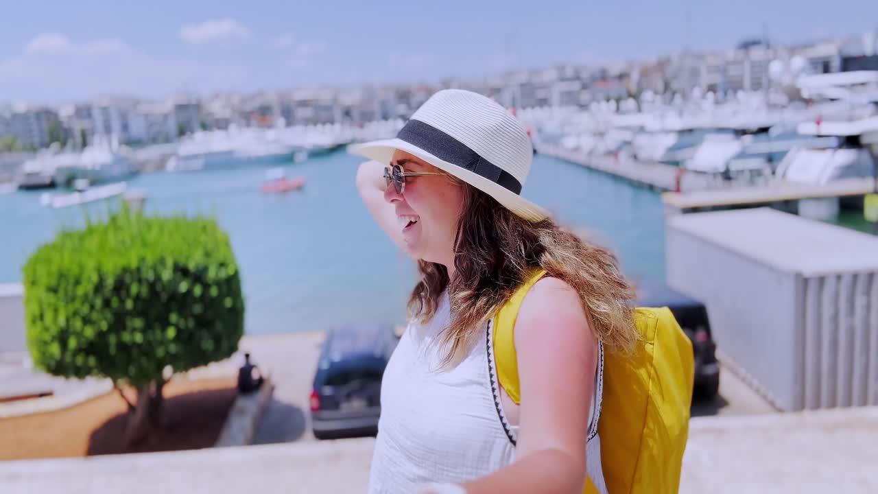 Mulher viajante gravando um vídeo no porto de Pireu.