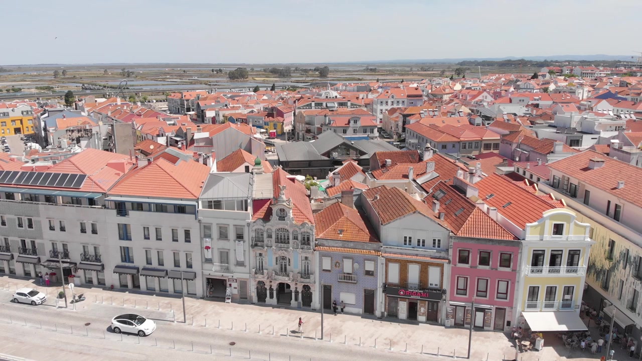 Ripresa aerea con drone del tradizionale quartiere dei pescatori e delle saline di Aveiro, Portogallo
