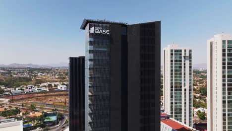 el llamativo exterior negro del centro de negocios andares en guadalajara, jalisco, méxico desde el aire