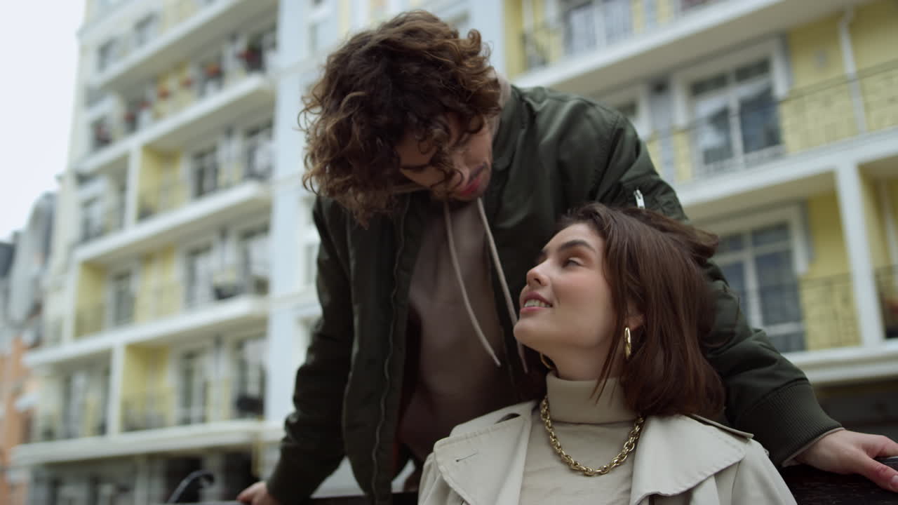 una pareja de amor saliendo en una calle de la ciudad. un hombre y una mujer afectuosos hablando al aire libre.
