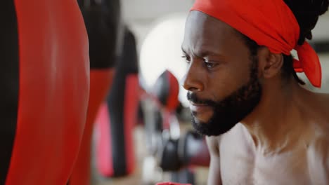 Boxeador-Masculino-Practicando-Boxeo-En-Gimnasio-4k