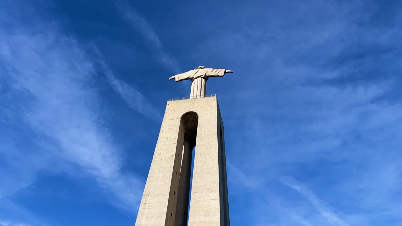 santuario de cristo rey de portugal filmado desde abajo con cielo azul