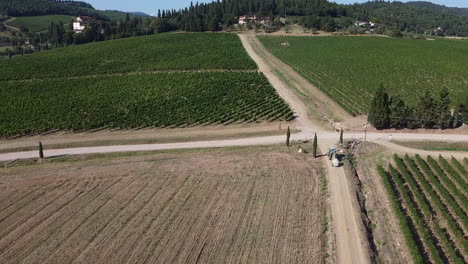 Vista-Aérea-Del-Campo-En-La-Ciudad-De-Le-Sieci,-Provincia-De-Toscana,-Italia