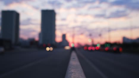 la carretera de la ciudad al atardecer borrosa