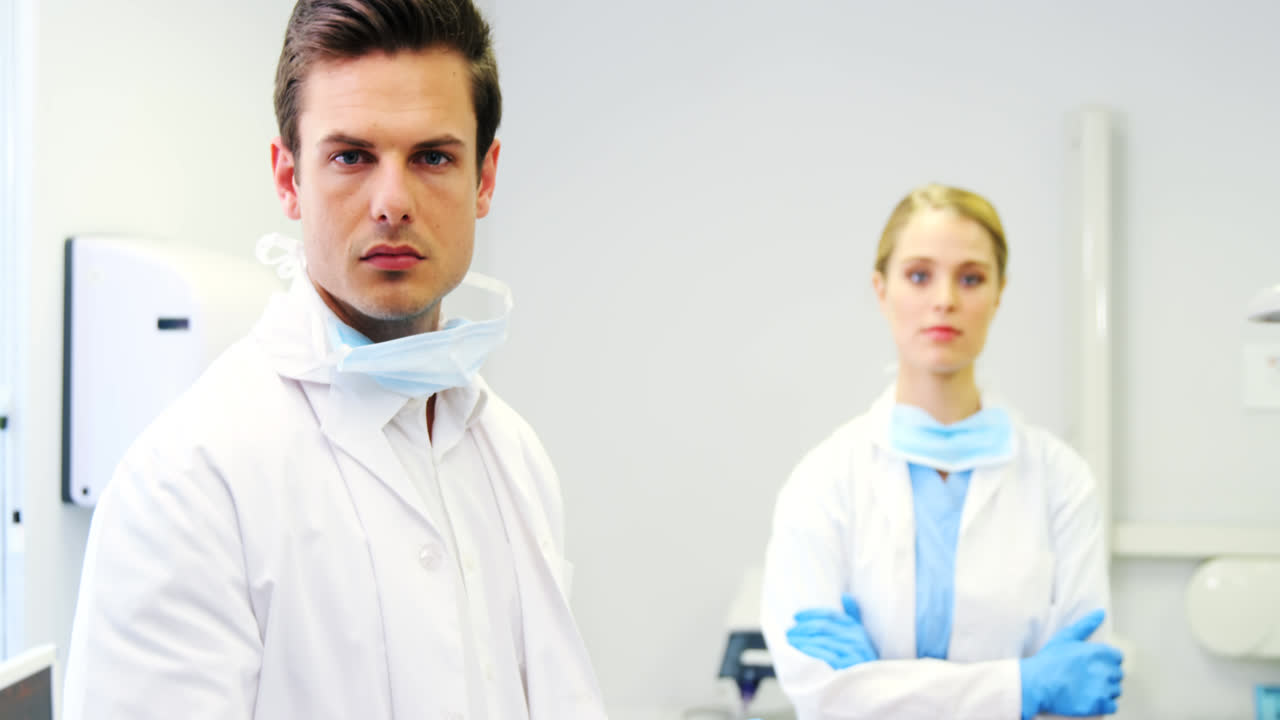 디지털 태블릿을 사용하는 행복한 치과 의사와 간호사