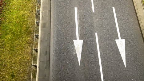 flechas blancas en una carretera que muestra a los coches en qué dirección deben conducir en gdynia