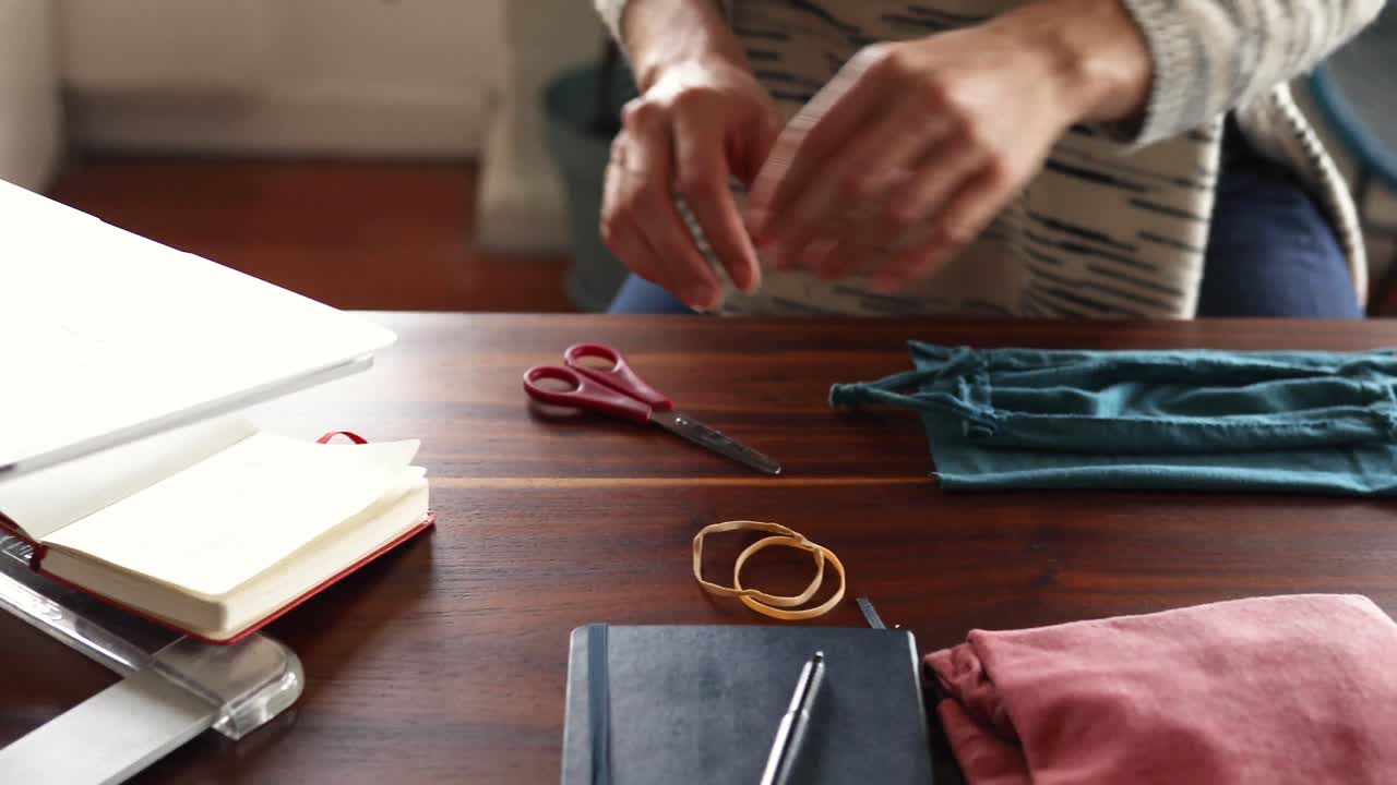 mujer caucásica haciendo su máscara facial