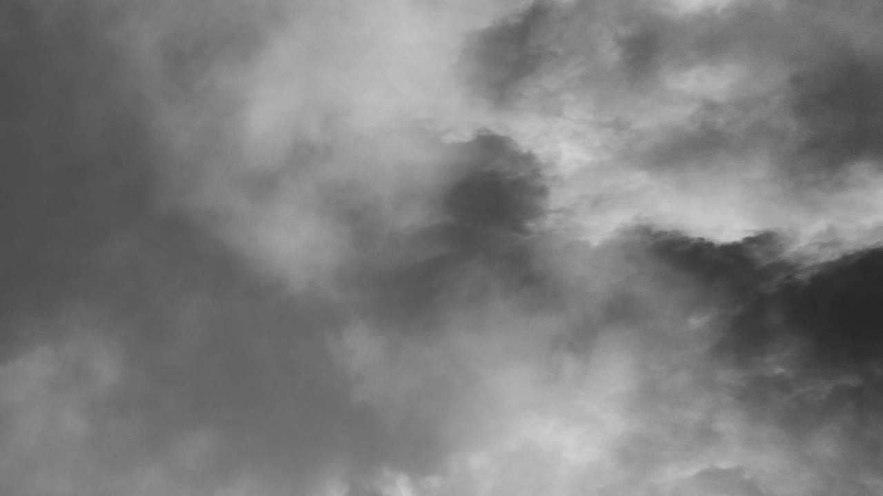 회색 구름 속의 뇌우와 번개회색 구름 속의 뇌우와 번개