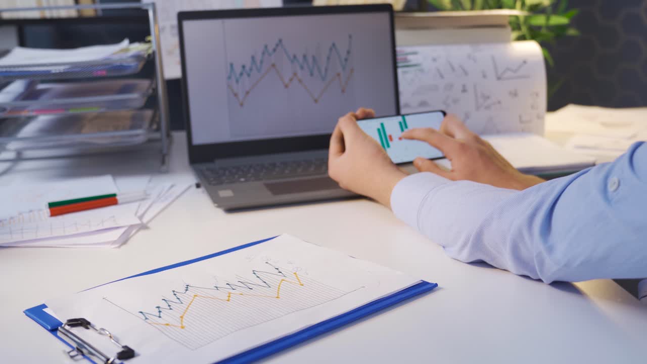 comerciante mirando gráficos digitales y dibujados del mercado de valores.