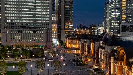 Geschäftiger-Tokio-bahnhof-Nachts-Mit-Pendlern---Zeitrafferaufnahme