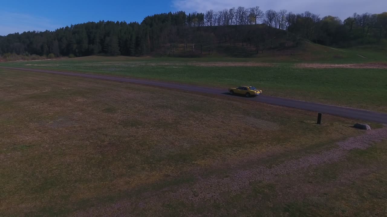 시골 도로에서 노란색 자동차