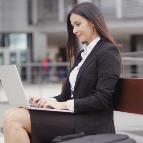 Geschäftsfrau-Allein-Mit-Laptop-Auf-Bank