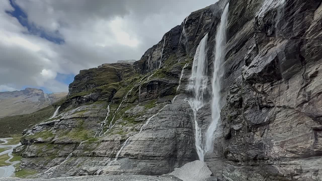 Spettacolare cascata da una scogliera rocciosa di montagna, sentiero escursionistico Earnslaw Burn in Nuova Zelanda.