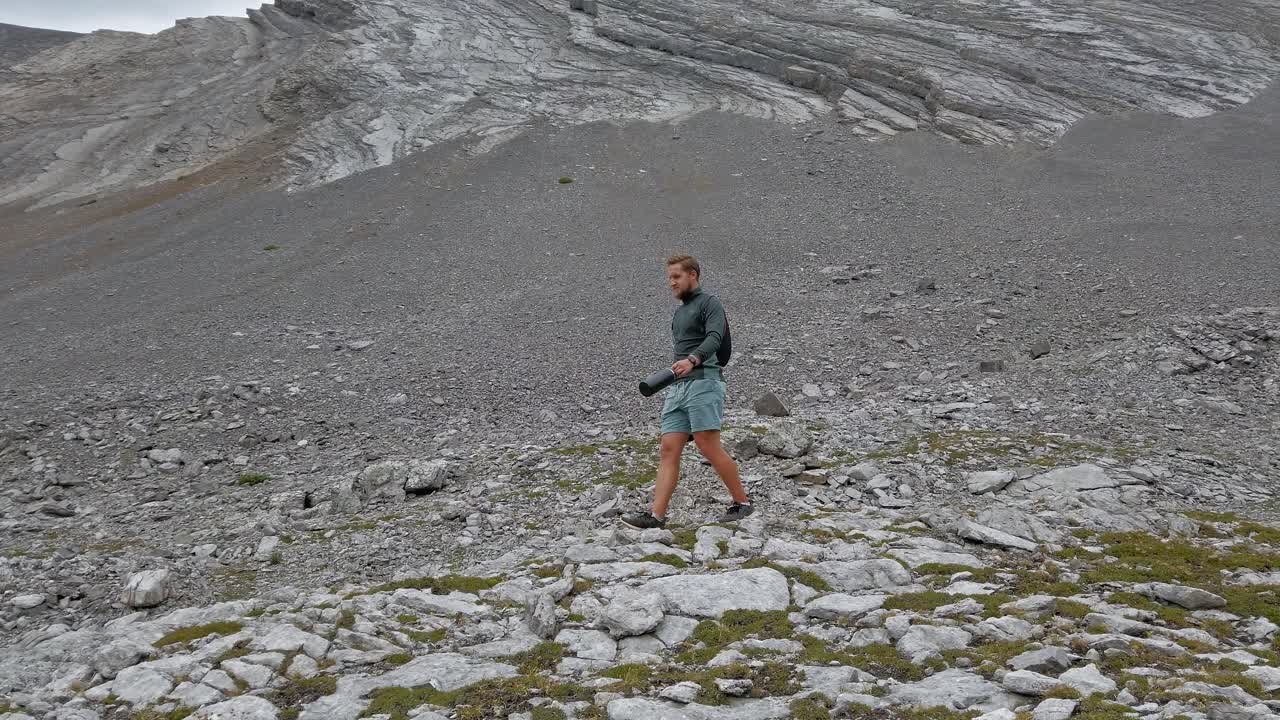 Turgåer som går gjennom et fjellamfiteater, Rockies, Kananaskis, Alberta, Canada.