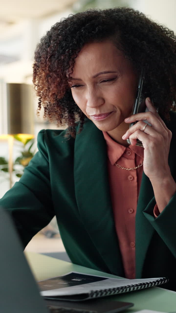 Una donna d'affari al telefono