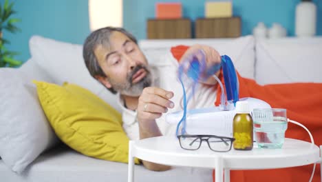 el hombre enfermo está usando un respirador.