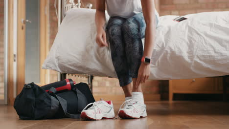 mulher em casa preparando-se para um treino de ginástica saudável com relógio inteligente