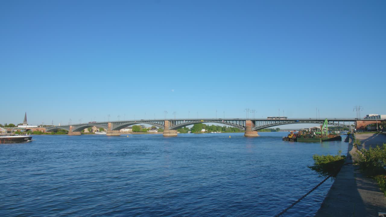 화창한 여름날 마인츠와 비스바덴, 헤세, 라인란트 팔라티네이트 사이의 테오도르 헤우스 브뤼케 다리와 라인 강, 화물선의 파노라마 사진