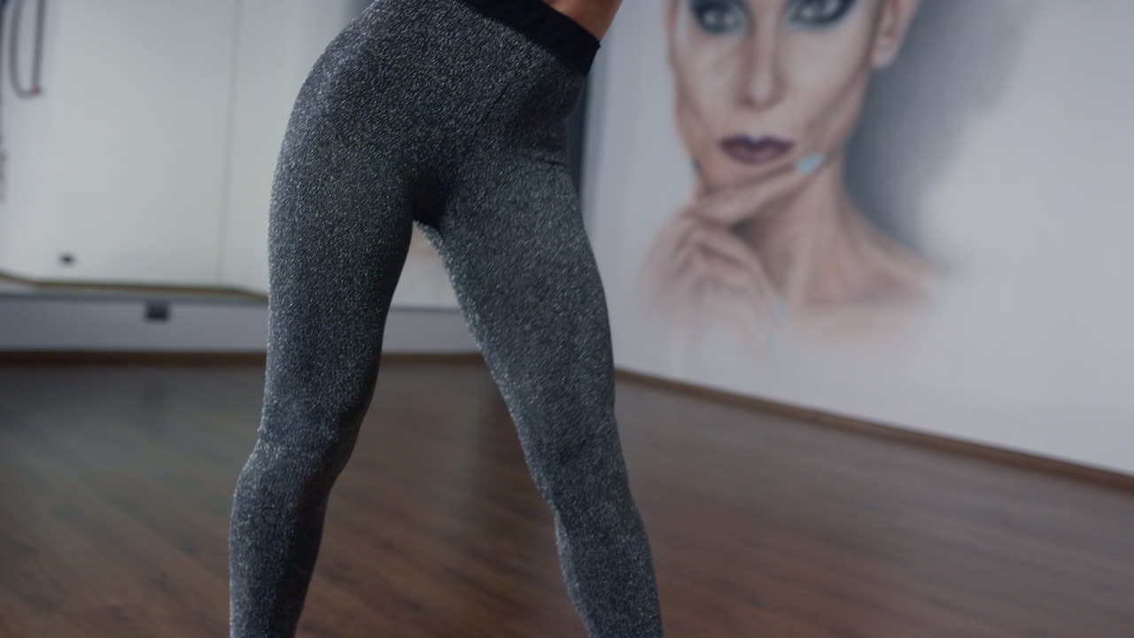 танцовщица тренируется в современной студии. красивая привлекательная женщина танцует в классе.