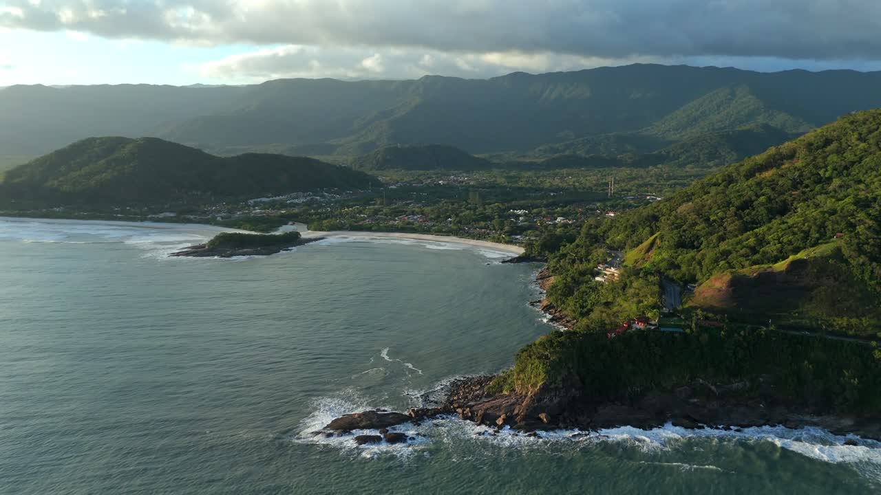 Vista pintoresca de la playa de Camburi (Praia de Camburi) en el estado de São Paulo, Brasil. Toma aérea panorámica
